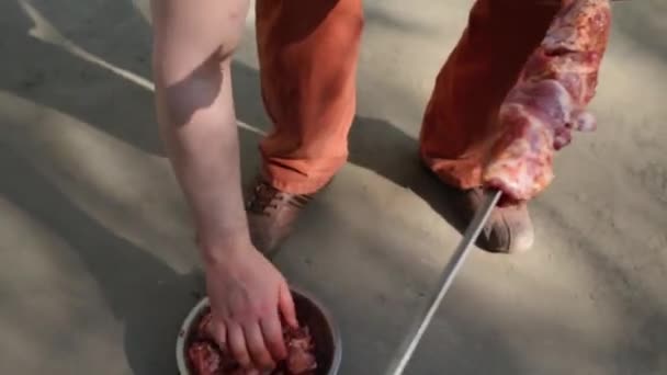 Mann schnürt mariniertes Fleisch — Stockvideo