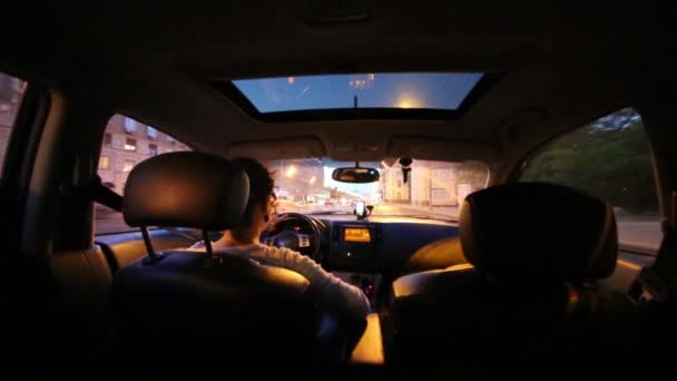 Женщина за рулем автомобиля в городе — стоковое видео