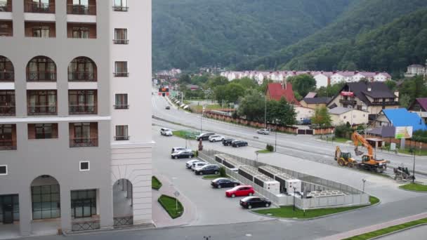 Hotel en pequeña ciudad con cabañas y carretera — Vídeos de Stock