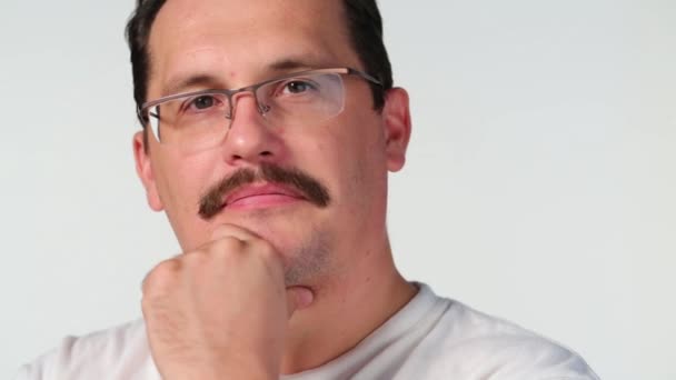 Άνθρωπος με μουστάκι διατήρηση πηγούνι στο πουκάμισο — Αρχείο Βίντεο