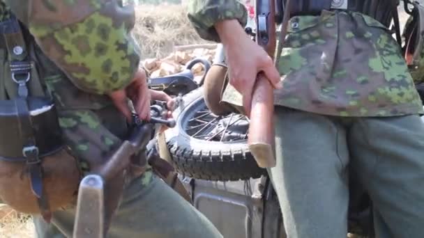 Soldados alemães em camuflagem com armas nas mãos — Vídeo de Stock