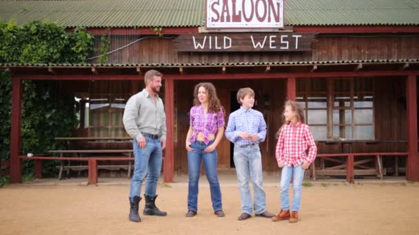 Kovboylar standları giyinip aile — Stok video