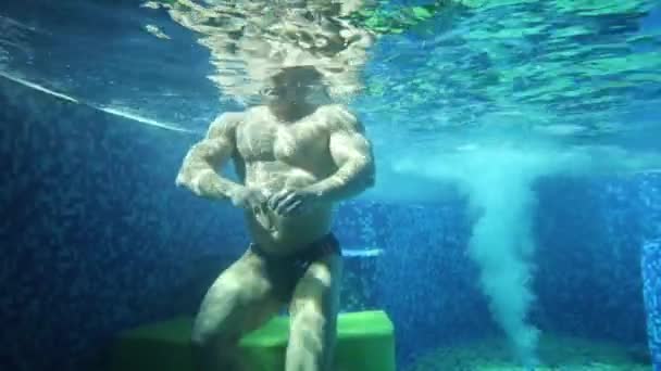 Man valt onder water — Stockvideo