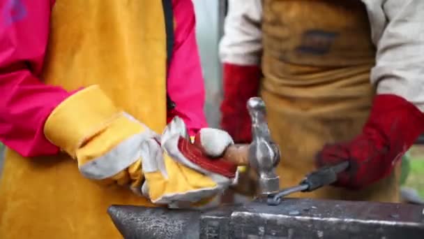 Girl in glasses works with hammer — Stock Video