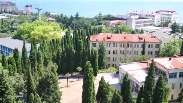 Edifici in piccola città vicino al mare — Video Stock