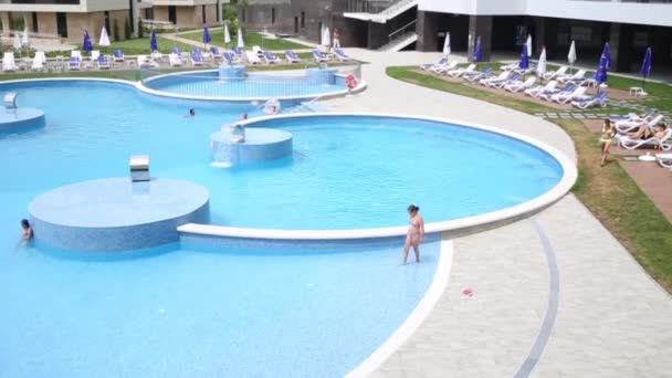 Large swimming pool with tourists — Stock Video