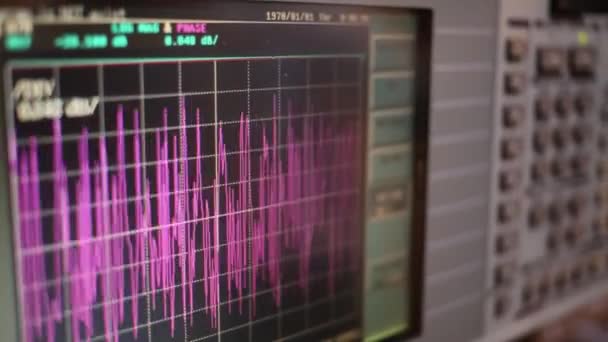 Male hand points to display of digital oscilloscope with graphics — Stock Video