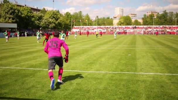 Ataque de fútbol durante partido — Vídeo de stock