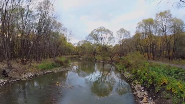 Hombre monta bicicleta cerca del río Yauza — Vídeos de Stock