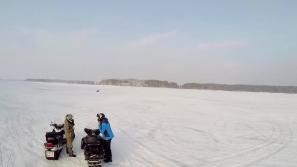 Two men put on helmets — Stock Video