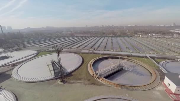 Paseo en camión cerca de grandes embalses — Vídeo de stock