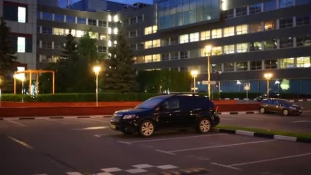 Les voitures sont stationnées près du bâtiment résidentiel la nuit — Video