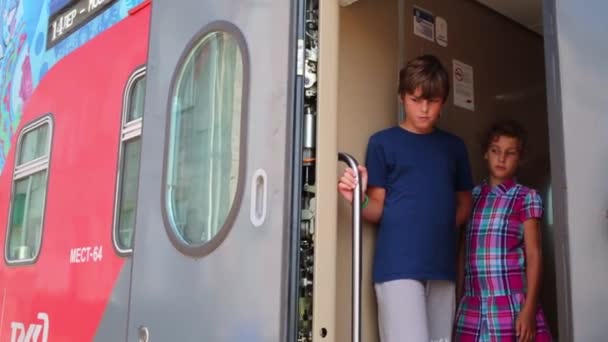 Twee kinderen in twee verdiepingen trein — Stockvideo