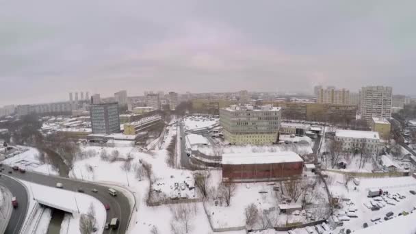 Secteur urbain avec trafic automobile — Video