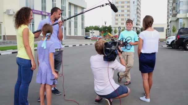 Мальчик отвечает на вопросы корреспондента — стоковое видео