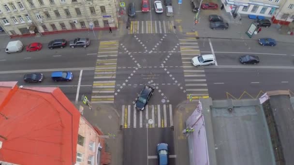 Coches paseo y girar en cruce — Vídeos de Stock