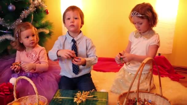 Τρία παιδιά κάτω από το χριστουγεννιάτικο δέντρο — Αρχείο Βίντεο