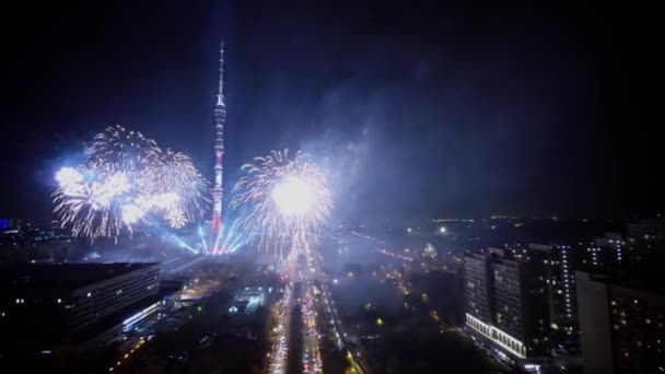 Cityscape com projetores raios e fogos de artifício — Vídeo de Stock