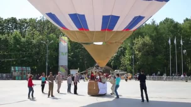 Soulèvement de montgolfières dans le parc Sokolniki — Video