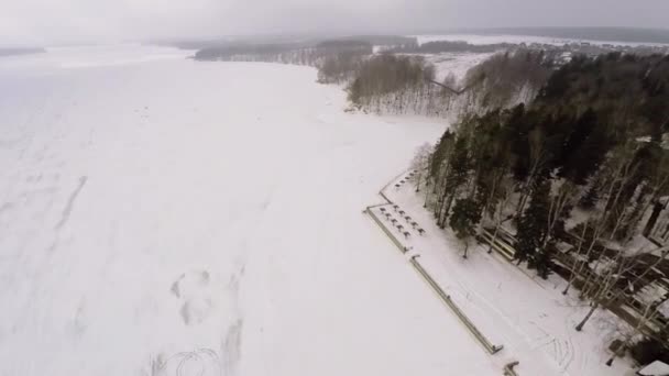 Quai avec parasols près de la rivière  
