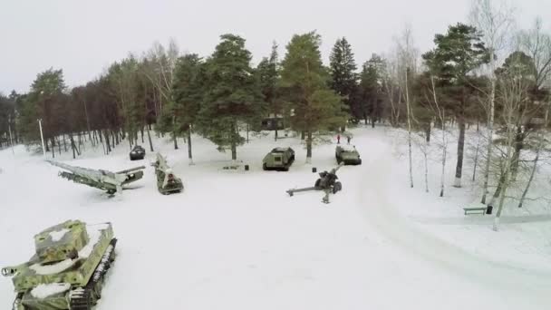 Les gens marchent près du musée Lenino-Snigerevsky — Video