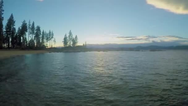 Lago Tahoe durante la puesta del sol — Vídeo de stock