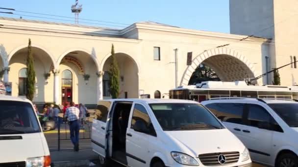 Parkeren in de buurt van treinstation — Stockvideo