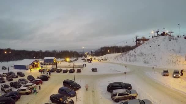 Parcheggio auto con illuminazione vicino alla seggiovia — Video Stock