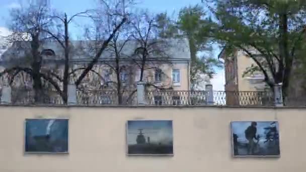 Фотографии на заборе на Садовой-Спасской улице — стоковое видео