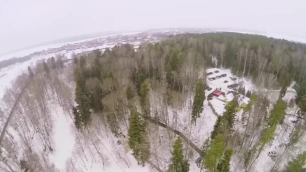 Dorf hinter Wald in der Nähe des Flusses — Stockvideo