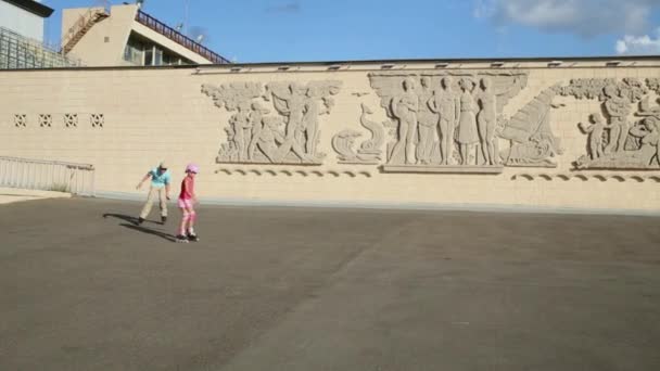 Niño y niña patinaje sobre ruedas — Vídeos de Stock