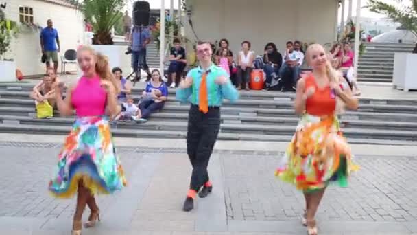 Bailarines realizan en Festival de Moscú mermelada — Vídeos de Stock