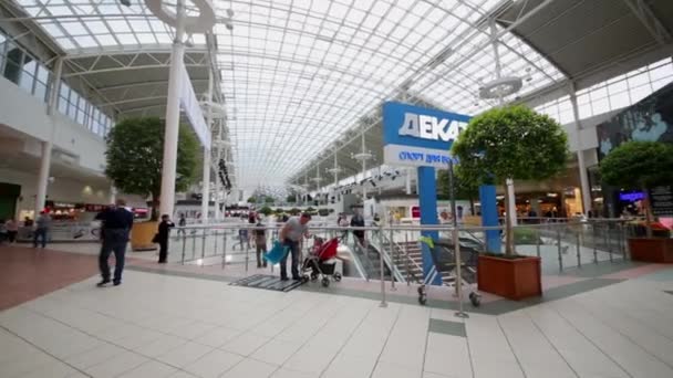 Compradores e visitantes em megamall — Vídeo de Stock