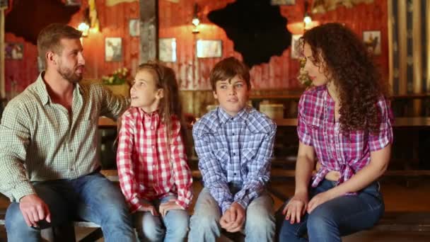 Οικογένεια κάθεται σε ξύλινο πάγκο — Αρχείο Βίντεο