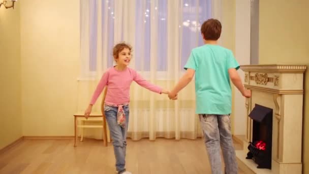 Hermano y hermana bailan — Vídeos de Stock