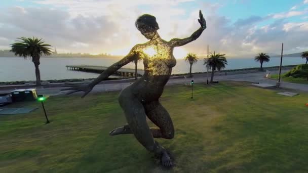 Le soleil brille à travers la sculpture — Video