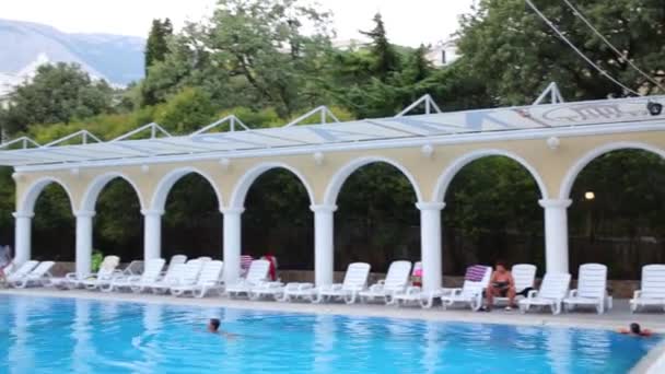 Piscina em Marat Hotel perto de montanhas — Vídeo de Stock