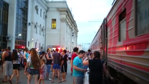 Train passengers stand on platform — Stock Video