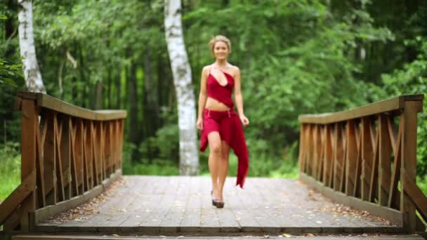 Chica joven vestida con traje rojo — Vídeos de Stock