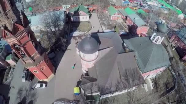 Nikolskij klášter se zvonicí v Preobrazhenskaya komunitě — Stock video