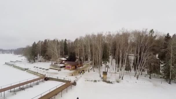 Люди ходять біля дерев'яного пірсу — стокове відео