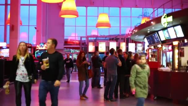 Mensen Voer hal van cinema theater — Stockvideo