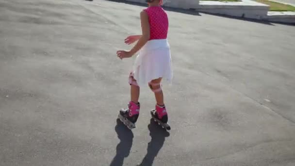 Little girl on roller skates — Stock Video