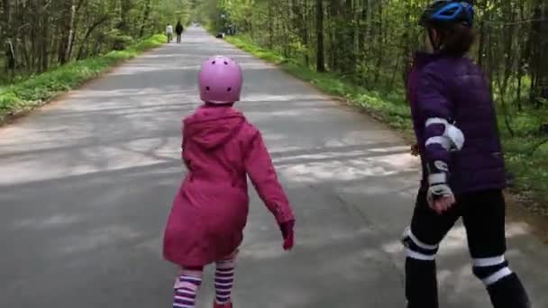 Girl and mother roller skating in park — Stock Video