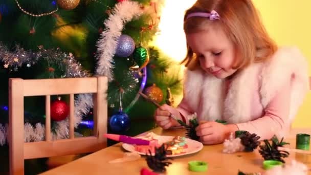 Girl paints revealed pine-cone — Stock Video