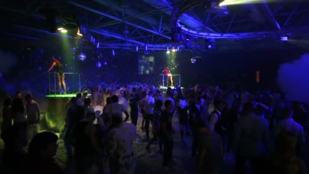 Люди танцюють на піна партії — стокове відео