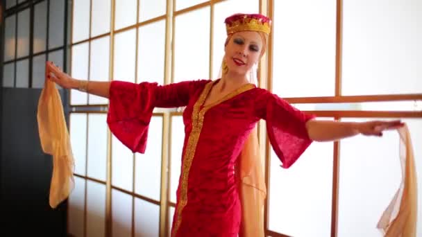 Молодая женщина в красном андалузском костюме — стоковое видео