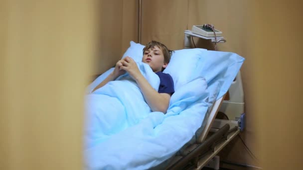 男孩躺在病房里进行脑电图 — 图库视频影像