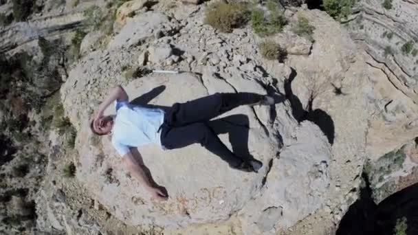 L'uomo giace sulla roccia nel Grand Canyon — Video Stock