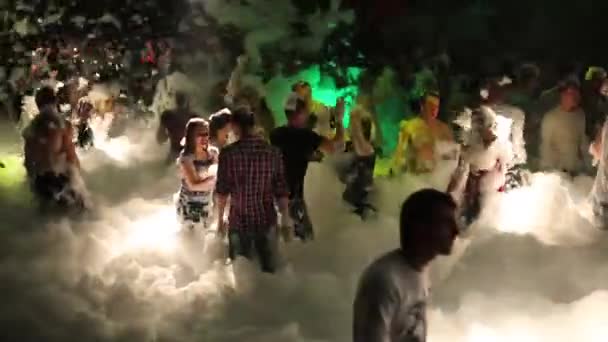 Köpük partisi üzerinde dans insanlar — Stok video